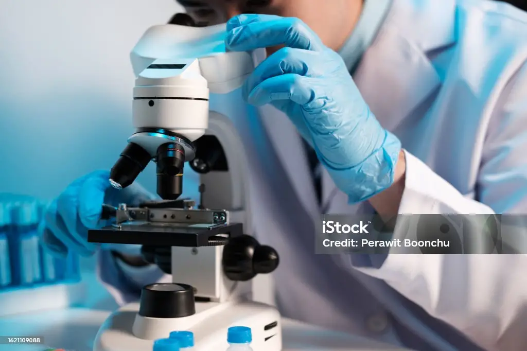 "Analyse ADN effectuée par un technicien pour identifier un corps en décomposition dans une affaire criminelle."