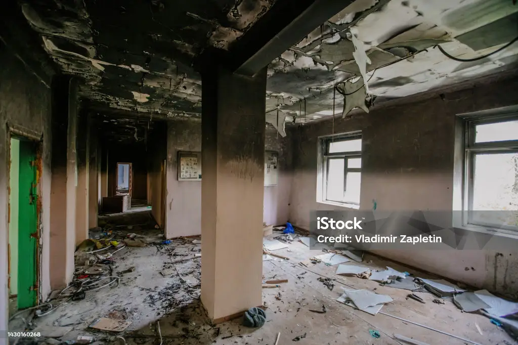 Image montrant une salle de classe détruite après l’incendie collège John Kennedy.