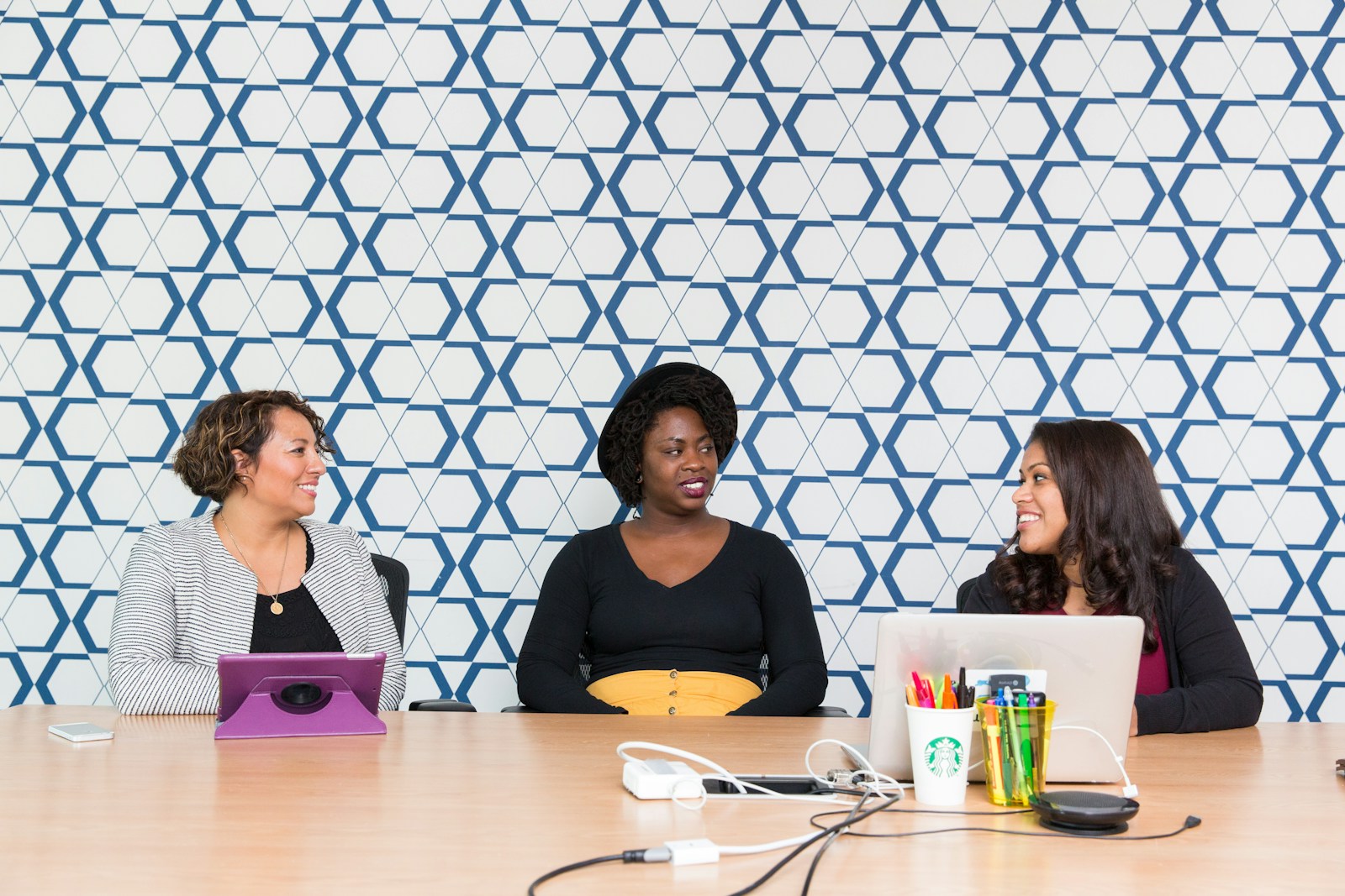 Autonomisation femmes: three women sitting on chairs front of table